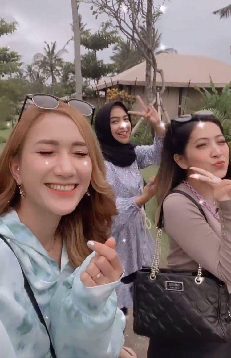Ria Ricis dan sahabat liburan ke Bali. instagram.com/marishachacha