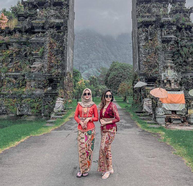 Ria Ricis dan sahabat liburan ke Bali. instagram.com/atiikazzz