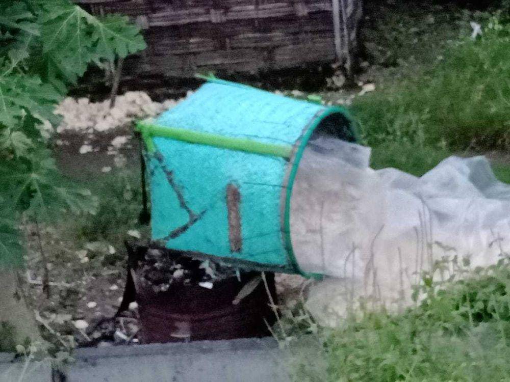Rombong kerupuk dagangan korban tumpah. Zainul Arifin