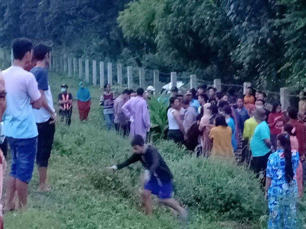 Warga berada di lokasi kejadian. IDN Times/Zainul Arifin