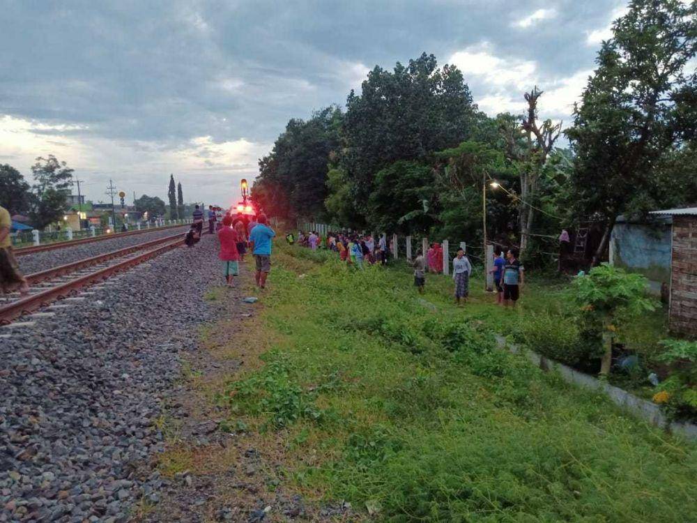 Warga berada di sekitar laka KA Turangga. IDN Times/Zainul A