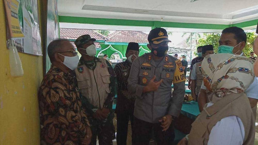 Pantau posko PPKM Mikro di Desa Sengon. Dok.Zainul Arifin