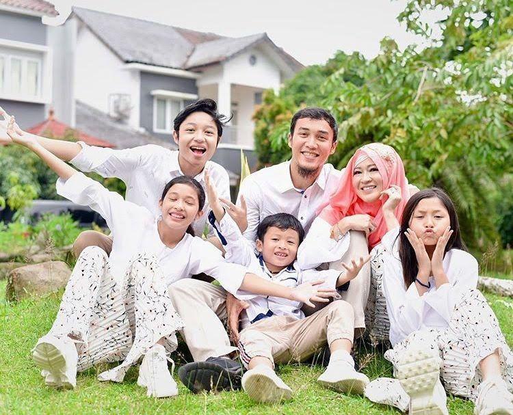 Okie Agustina  dan suami (instagram.com/okieagustina_)