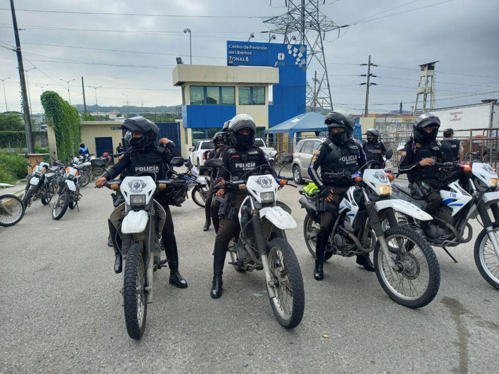 Aparat kepolisian Ekuador yang berjaga di depan penjara di Ekuador. twitter.com/PoliciaEcuador/