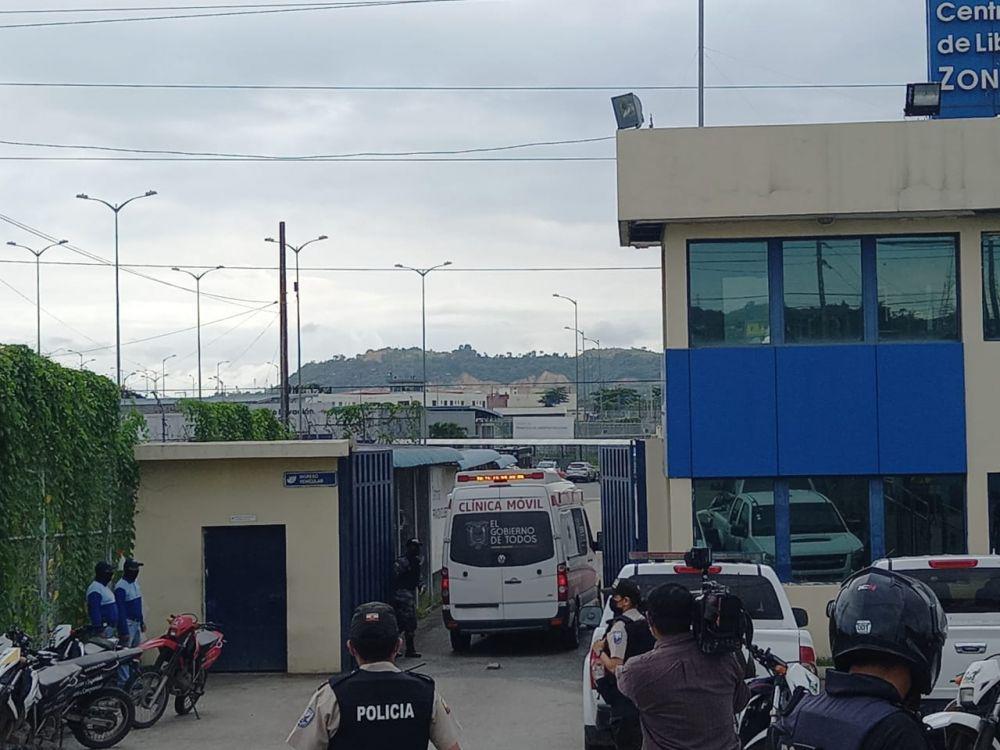 Suasana di luar penjara Guayas di Guayaquil. twitter.com/PoliciaEcuador/