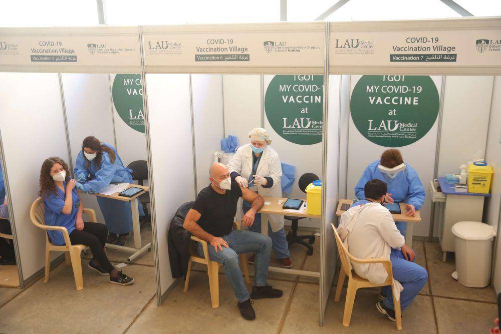 Vaksinasi di Beirut, Lebanon. (Twitter.com/LAUMedicalCenter-RH)