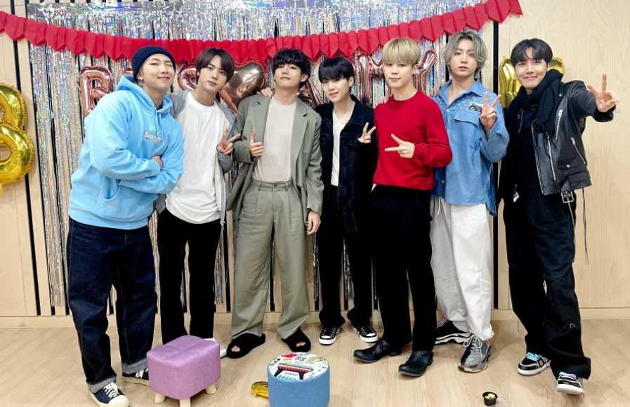 Sangat Kreatif, 10 Momen BTS saat Mendekorasi Photo Card Album BE