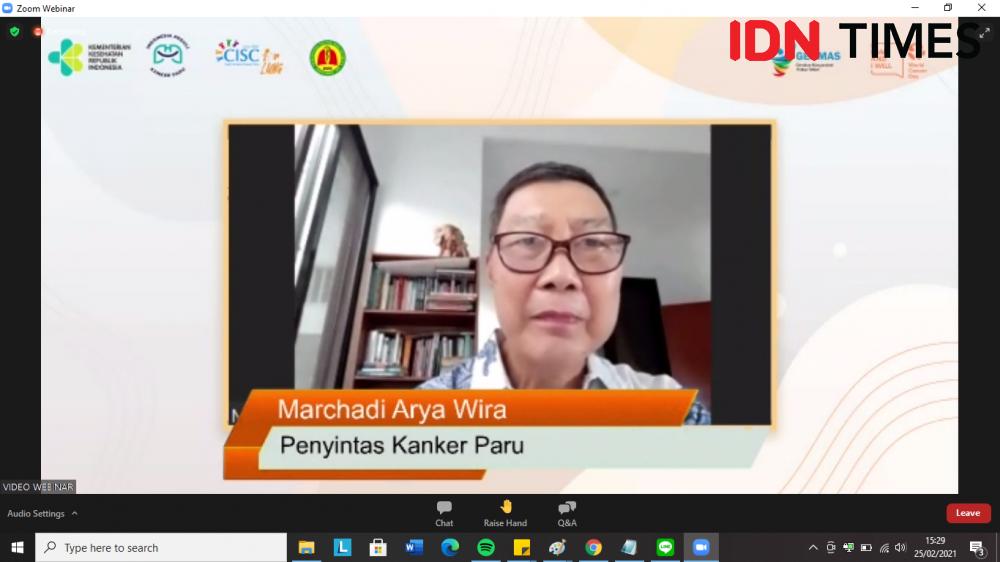 Diskusi virtual dan peluncuran buku "Bersahabat dengan Kanker Paru", Kamis (25/2/2021). IDN Times/Tyas Hanina