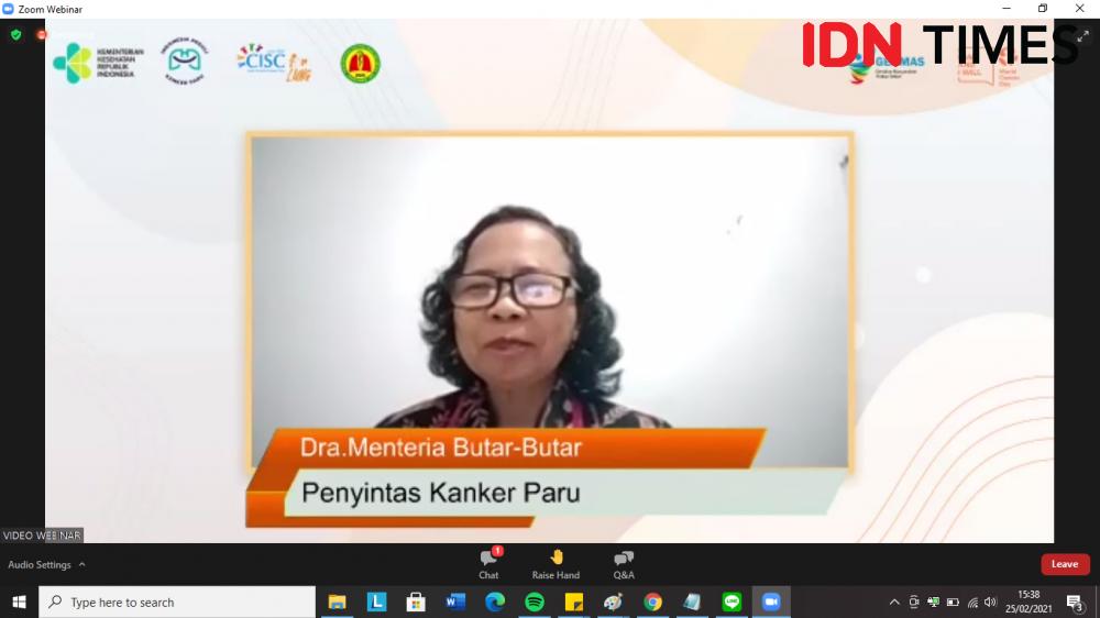 Diskusi virtual dan peluncuran buku "Bersahabat dengan Kanker Paru", Kamis (25/2/2021). IDN Times/Tyas Hanina
