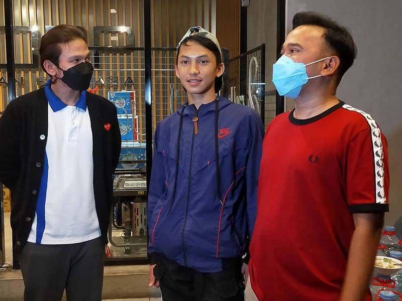 9 Potret Jejen, Penjual Bakso Kece yang Viral Mirip Dimas Baam!