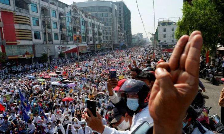 Demonstran memprotes kudeta militer di Mandalay, Myanmar, Senin (22/2/2021).  ANTARA FOTO/REUTERS / Stringer/RWA/sa. (REUTERS/STRINGER).