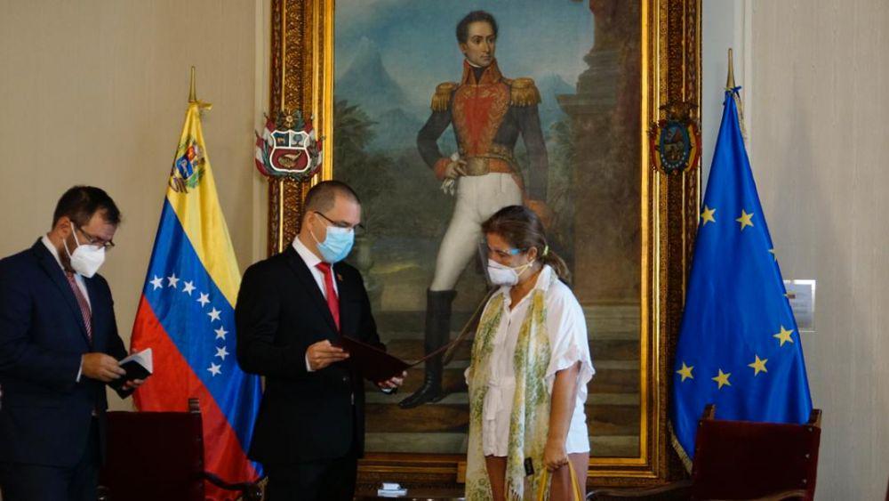 Menlu Venezuela, Jorge Arreaza dan Dubes UE Isabel Brilhante Pedrosa. twitter.com/CancilleriaVE/