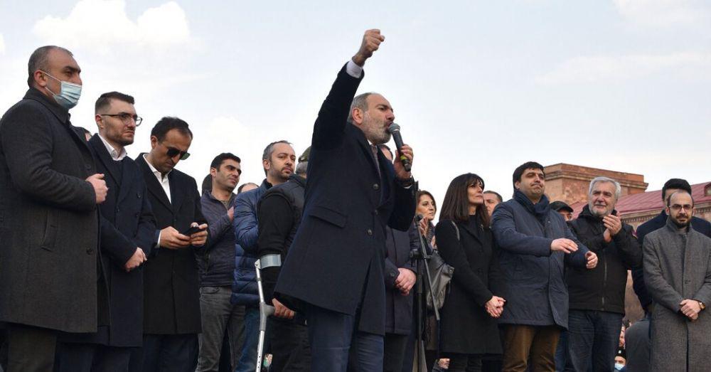 Perdana Menteri Armenia, Nikol Pashinyan, bersama para pendukungnya di Kota Yerevan, pada 25 Februari 2021. twitter.com/LoonyPics