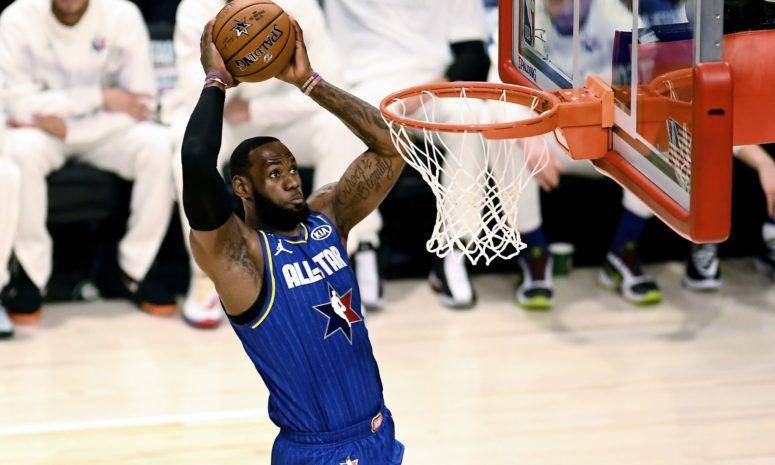LeBron James melakukan slam dunk. (Getty images/Stacy Revere)