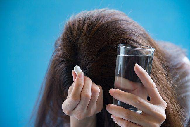 ilustrasi minum obat (freepik.com/jcomp)