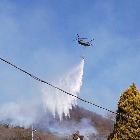 Helikopter militer Jepang yang ditugaskan memadamkan api. instagram.com/kir0221/