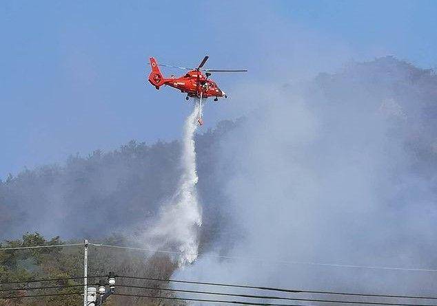 Helikopter yang sedang berusaha memadamkan api di Ashikaga, Jepang. instagram.com/kir0221/