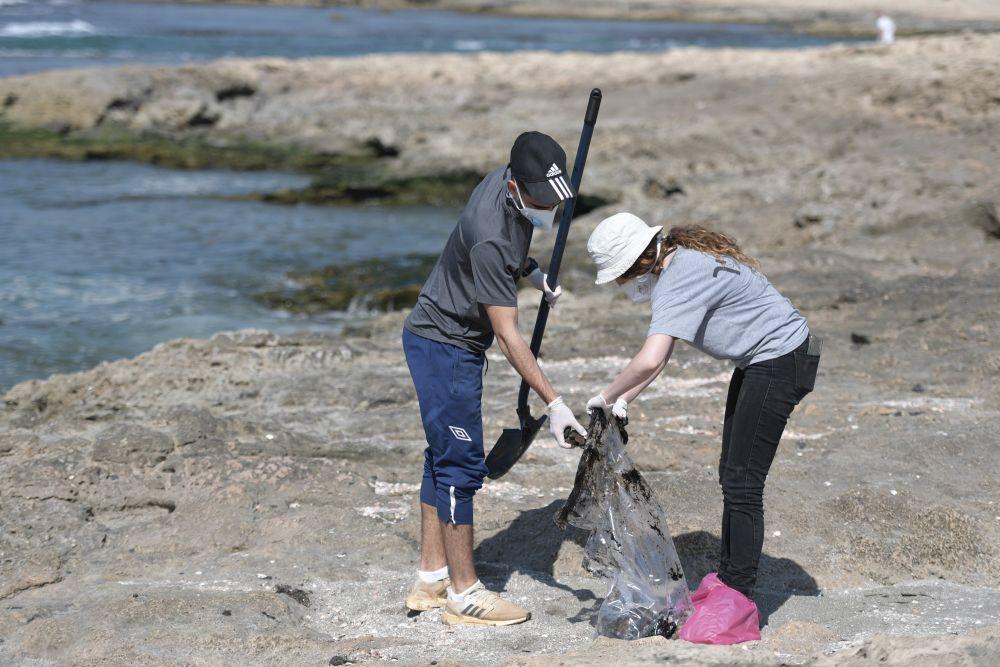 Relawan membersihkan pantai Habonim, Israel, dari tar (twitter.com/SvivaMinistry)