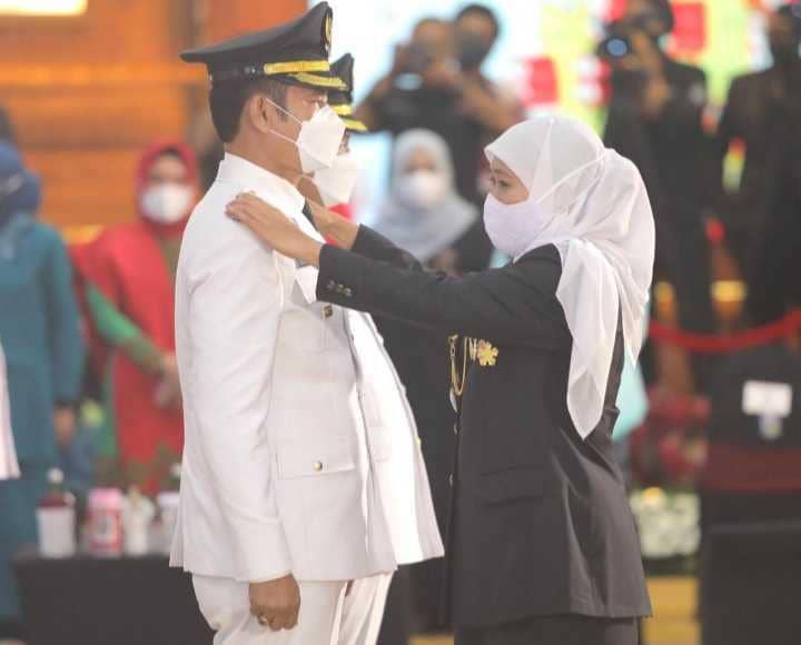 Gubernur Jatim saat melantik Bupati Lamongan. Dok. Istimewa