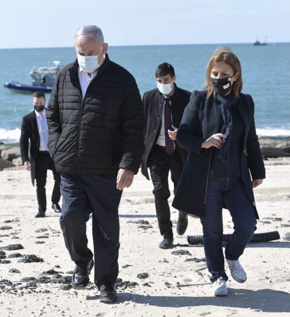 PM Israel, Benjamin Netanyahu (kiri) bersama Menteri Perlindungan Lingkungan, Gila Gamliel (kanan) mengunjungi pantai Ashdod Minggu (21/2) (twitter.com/gilagamliel)