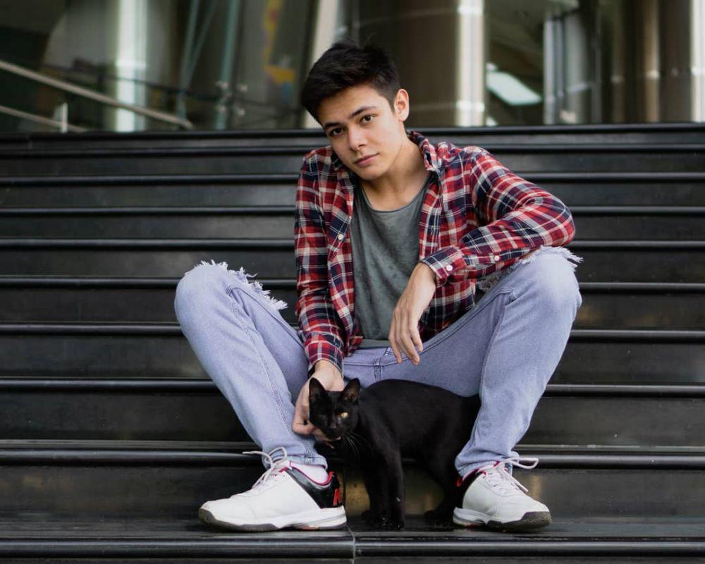 9 Potret Terbaru Bryan Andrew bak Idol KPop