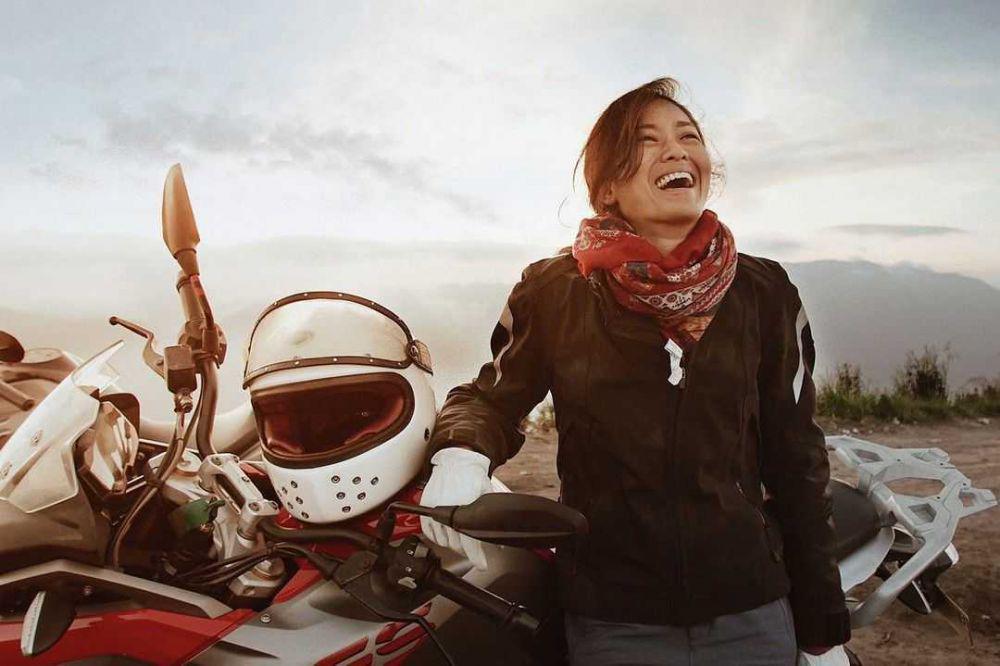 10 Potret Kece Artis Wanita Saat Naik Motor, Ada Prisia Nasution