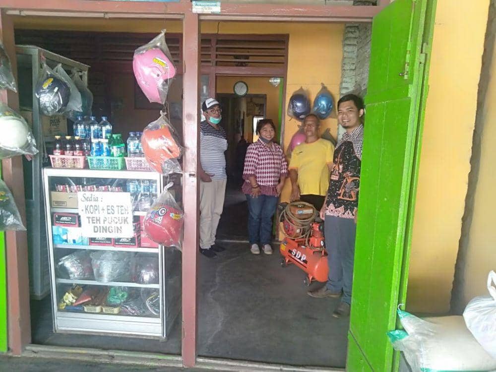 Bersama aktivis HIV/AIDS di bengkel tambal ban. IDN Times/ Dok KPA Tulungagung