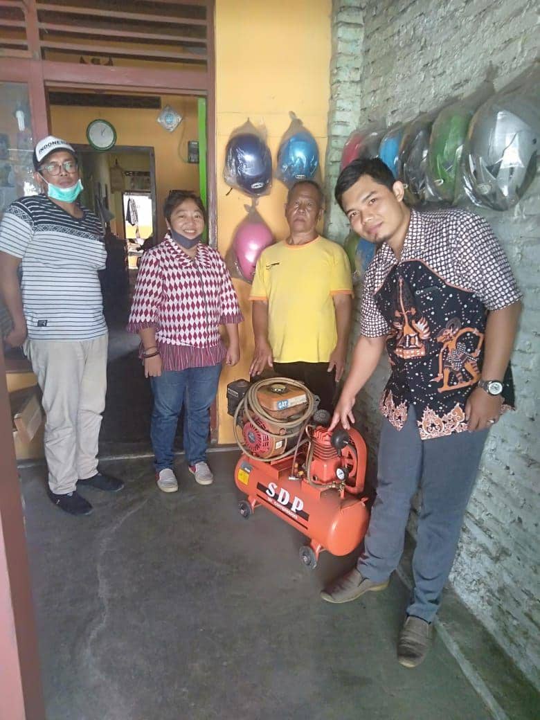 Bersama aktivis HIV/AIDS di bengkel tambal ban. IDN Times/ Dok KPA Tulungagung