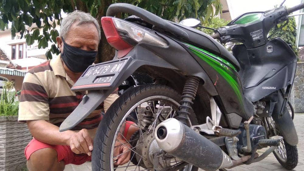 Sundari Banuwati, saat memeriksa kondisi ban. IDN Times/ Bramanta Pamungkas