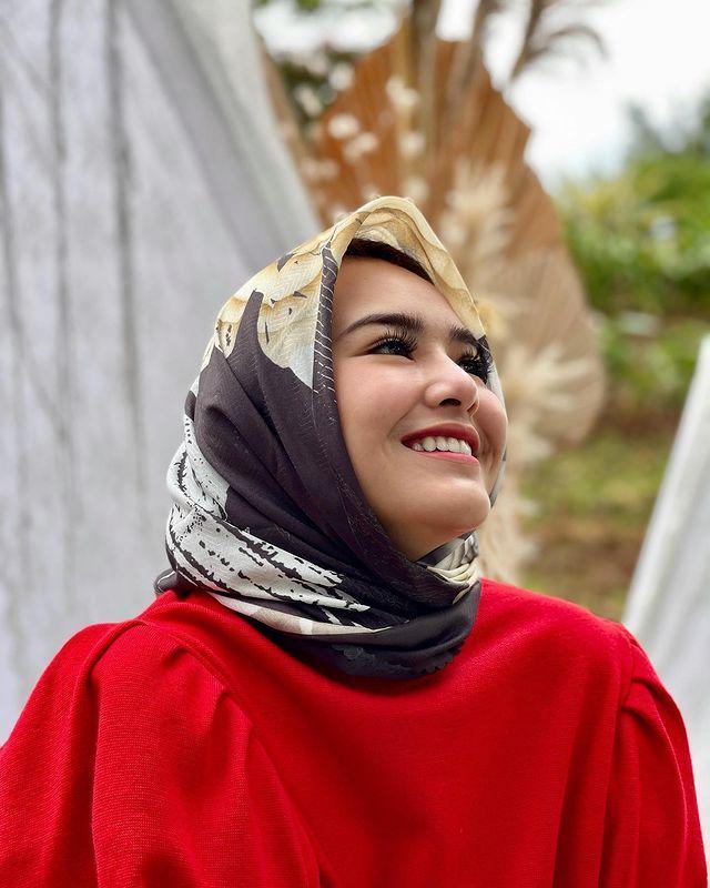 Jadi Pengusaha, 9 Pesona Amanda Manopo Kenakan Scarf yang Didesainnya