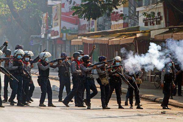 Para pasukan militer di Myanmar berjaga untuk mengamankan di sekitar jalan dari para demonstran. (Twitter.com/KenRoth)