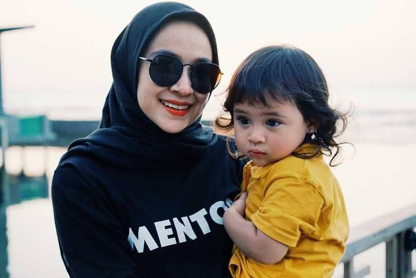 Dulu Tomboy, 10 Artis Ini Kini Tampil Anggun dalam Balutan Hijab