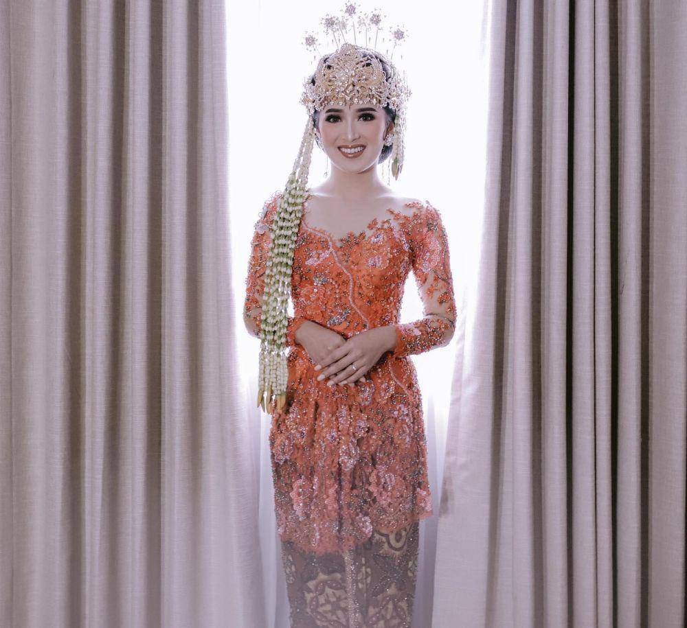 Kebaya brokat peach rancangan Asky Febrianti (instagram.com/askyfebrianti)