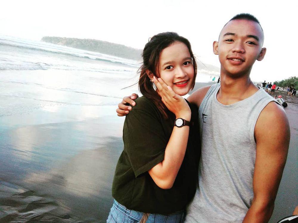 10 Potret Mesra Rina dan Ellwindi, Viral Menikah bareng Kembaran!