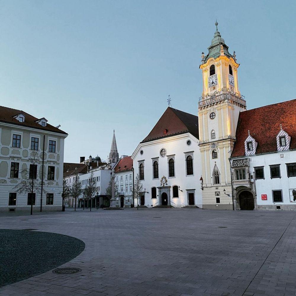 Suasana pusat kota Bratislava saat lockdown. instagram.com/janiqtravel/
