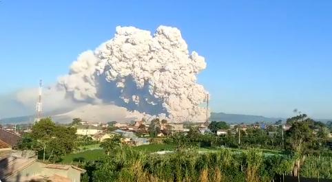 Gunung Sinabung Erupsi Lagi Hari Ini, Waspada Lava di Puncak