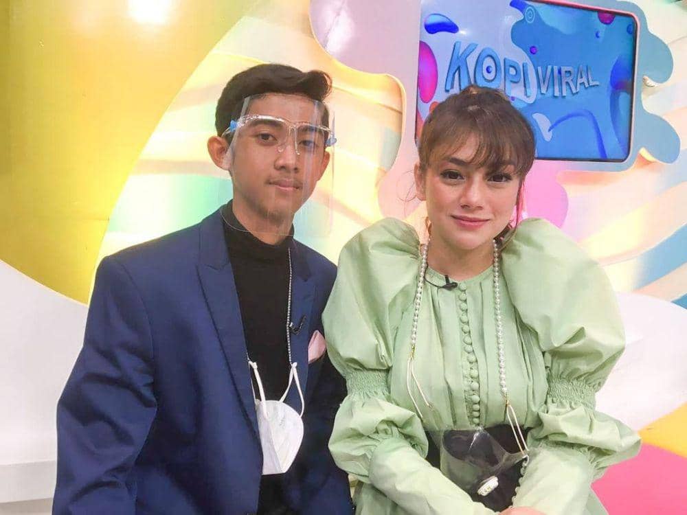 9 Momen Artis Bareng Syuraci yang Disebut Mirip Arya Saloka