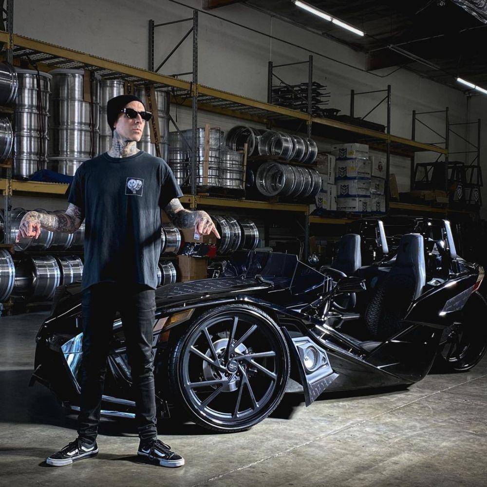 instagram.com/travisbarker
