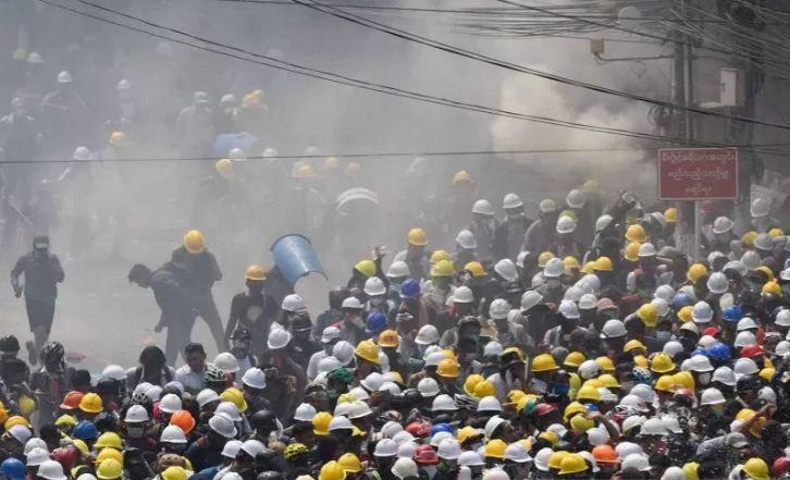 Aksi protes terhadap kudeta militer di Yangon, Myanmar, Selasa (2/3/2021). Gambar diambil dari balik jendela. ANTARA FOTO/REUTERS/Stringer/rwa. Sumber: antaranews.com