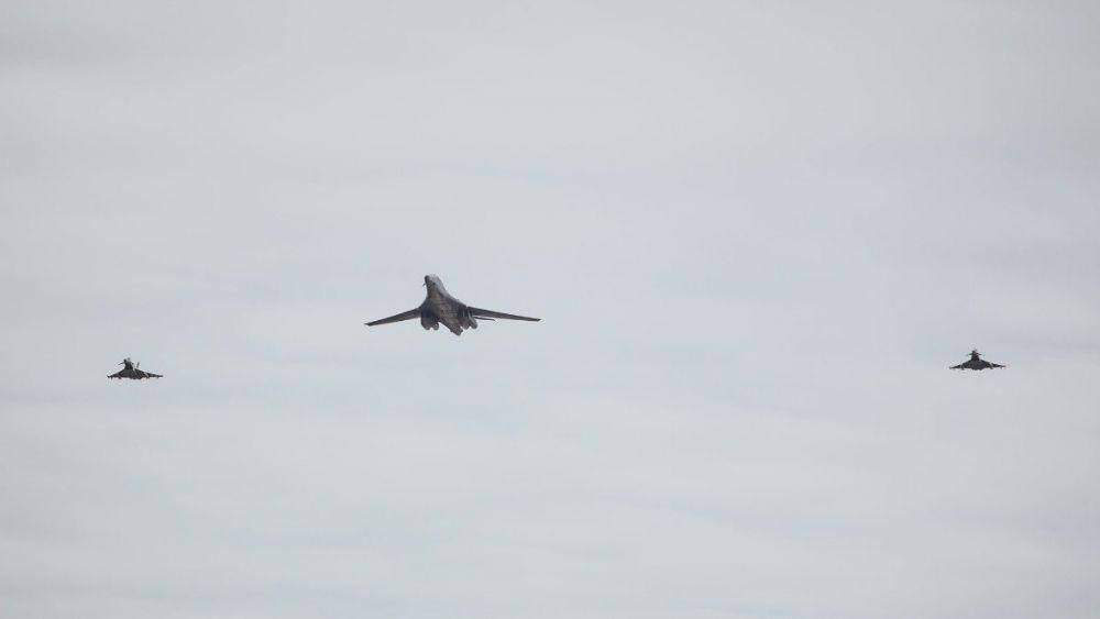 Pesawat Pembom, B-1B Lancers, dan dua jet tempur Typhoon, pada 03 Maret 2021. twitter.com/ryankakiuchan