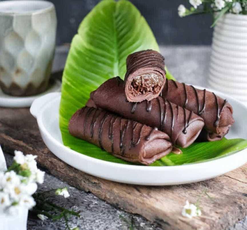 dadar gulung vla cokelat (instagram.com/tutisetyawatis)