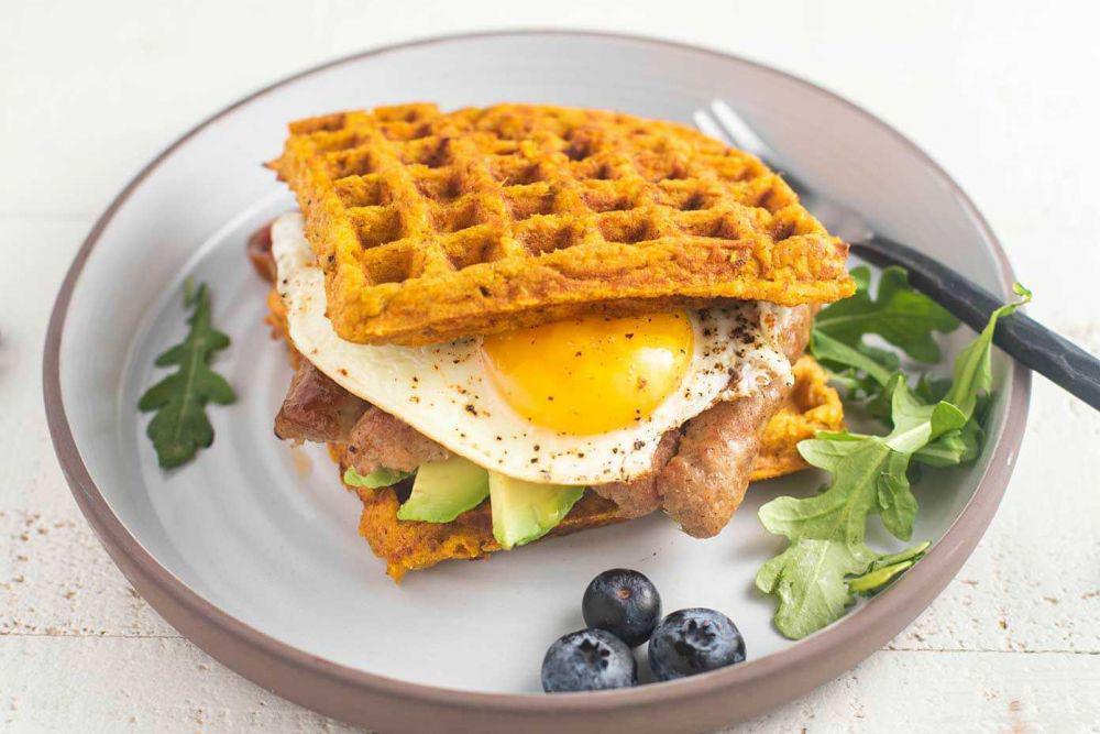 Resep Waffle Sandwich Telur untuk Menu Sarapan, Mengenyangkan!