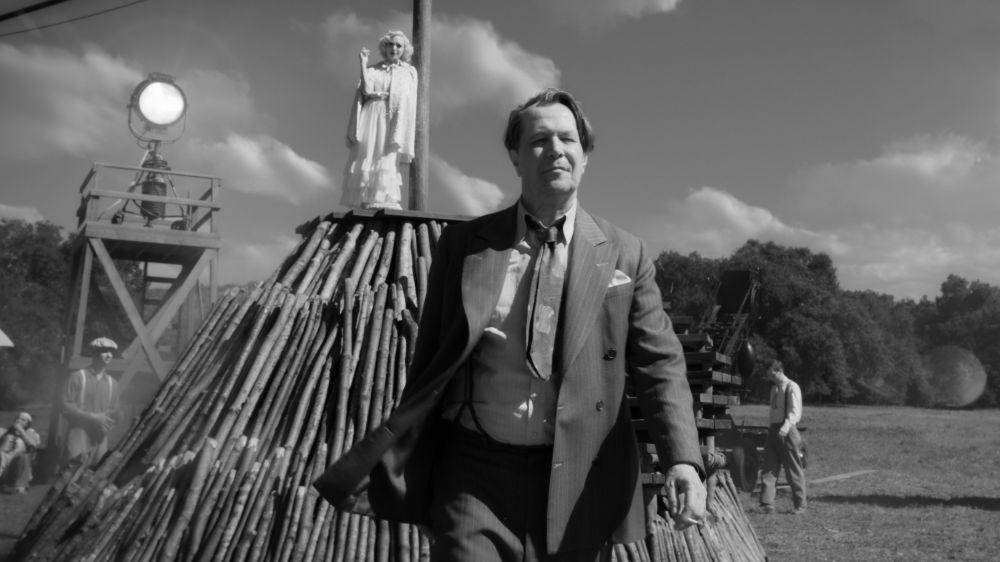Gary Oldman dan Amanda Seyfried dalam "Mank" (via variety.com)