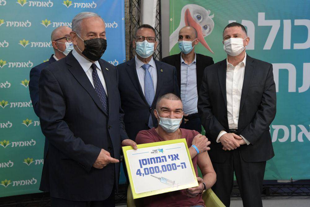 PM Israel Benjamin Netanyahu (paling kiri) bersama Menteri Kesehatan Yuli Edelstein (paling kanan) di Leumit Health Care Services merayakan 4 juta orang telah divaksin di Israel (16/2) (twitter.com/IsraeliPM)