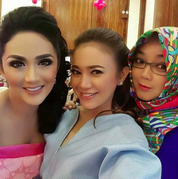 10 Kenangan Artis Indonesia bersama Rina Gunawan, Sahabat Semua Orang