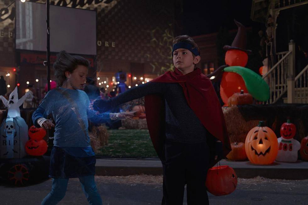 Billy Maximoff (kanan gambar) menggunakan kekuatannya. (Dok. Marvel Studio/WandaVision)