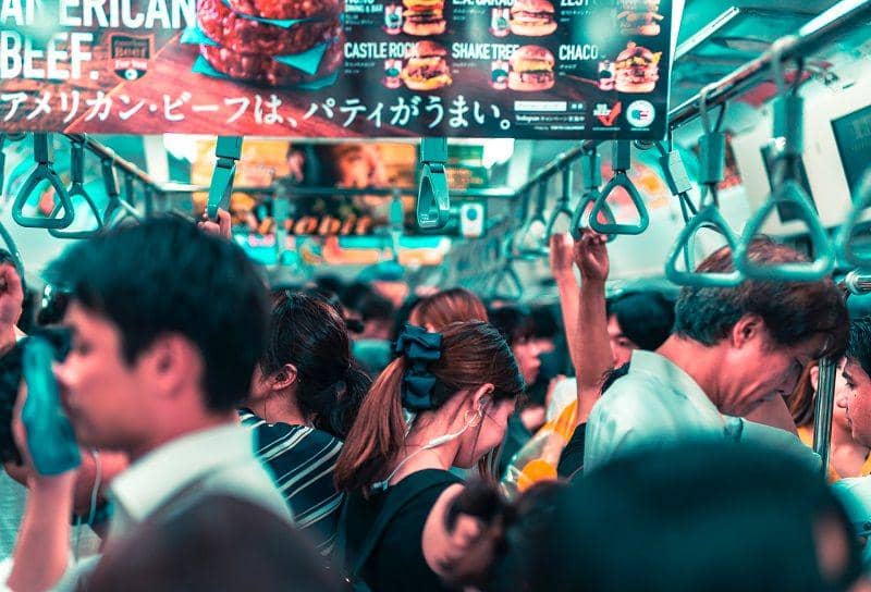 Ilustrasi kepadatan penduduk Tokyo yang mencapai 38 juta orang. (unsplash.com/Jezael Melgoza)