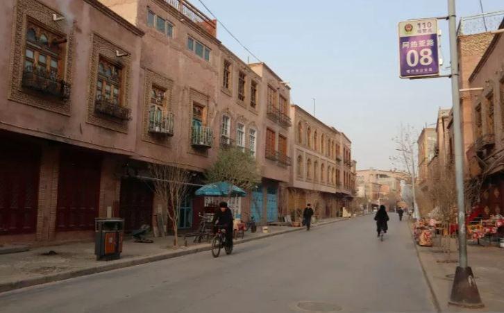 Warga melintasi jalan di areal permukiman etnis Uighur di Kota Kashgar, Daerah Otonomi Xinjiang, China. ANTARA/M. Irfan Ilmie