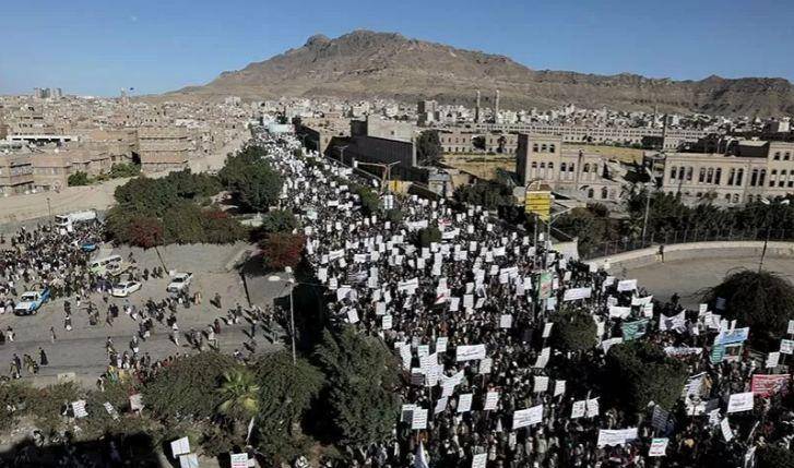 Pendukung Houthi  tolak penunjukan gerakannya sebagai organisasi teroris yang dibuat AS, Sanaa, Yaman (25/1/2021). ANTARA/REUTERS/Khaled Abdullah/aa. (REUTERS/KHALED ABDULLAH). Sumber: antaranews.com