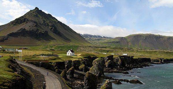 Situasi di sekitar pegunungan yang ada di Islandia. (Pixabay.com/MonicaVolpin)